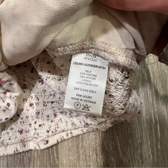 ASTR Ruched Short Sleeve Top in Cream & Lavender Ditsy Large - Picture 6 of 8